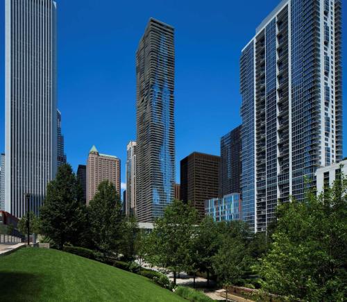 uma vista para o horizonte da cidade com edifícios altos em Radisson Blu Aqua Hotel, Chicago em Chicago
