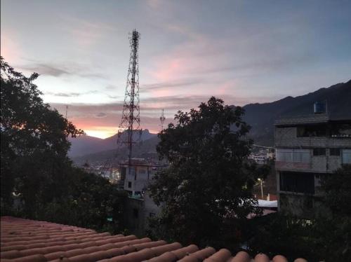 vistas a una ciudad con una torre de telefonía móvil en Tu hogar en Abancay, en Abancay