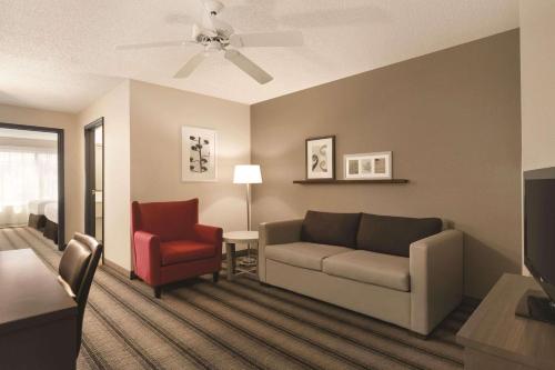 Ruang duduk di Country Inn & Suites by Radisson, Indianapolis Airport South, IN