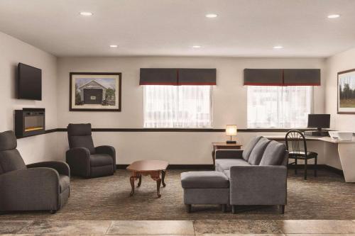 The lounge or bar area at Country Inn & Suites by Radisson, Auburn, IN