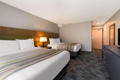 Postel nebo postele na pokoji v ubytování Country Inn & Suites by Radisson, Wichita East, KS