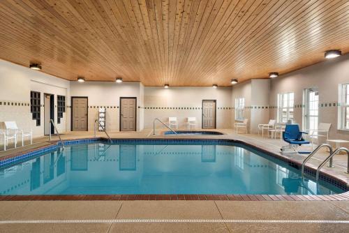 uma piscina num hotel com tecto de madeira em Country Inn & Suites by Radisson, Kansas City at Village West, KS em Kansas City