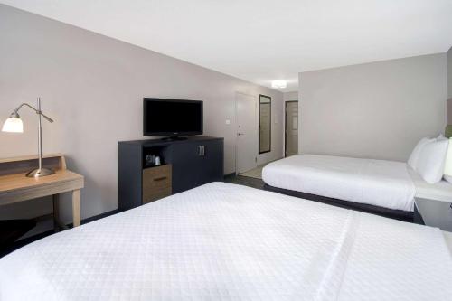 Кровать или кровати в номере Country Inn & Suites by Radisson, Cincinnati Airport, KY