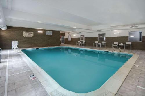 Бассейн в Country Inn & Suites by Radisson, Cincinnati Airport, KY или поблизости