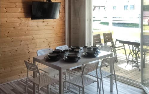 a dining room with a table and chairs at Gorgeous Home In Ustronie Morskie With Kitchen in Ustronie Morskie