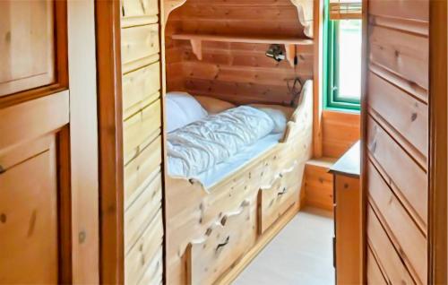 2 Bilder eines Schlafzimmers in einem Wohnwagen in der Unterkunft Beautiful Apartment In Sandnes With House Sea View in Bråstein