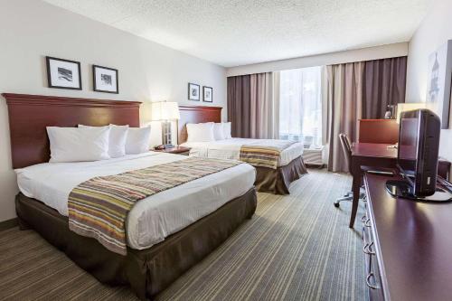 Кровать или кровати в номере Country Inn & Suites by Radisson, Traverse City, MI