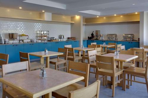 Restoran atau tempat makan lain di Country Inn & Suites by Radisson, Frederick, MD