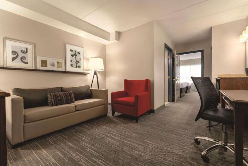 Posezení v ubytování Country Inn & Suites by Radisson, Grand Rapids East, MI