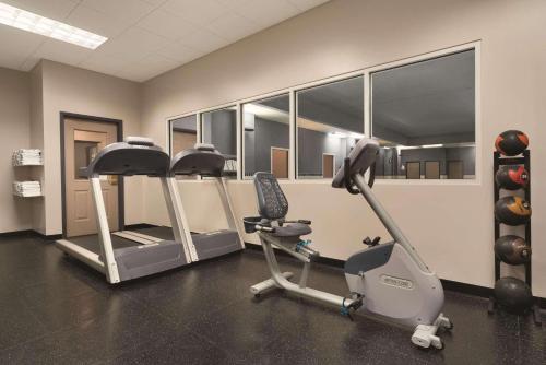 Fitness centrum a/nebo fitness zařízení v ubytování Country Inn & Suites by Radisson, Grand Rapids East, MI