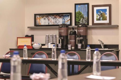 Příslušenství pro přípravu čaje a kávy v ubytování Country Inn & Suites by Radisson, Grand Rapids East, MI