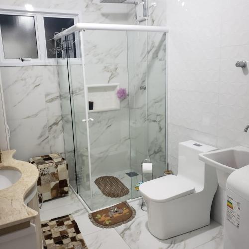 W łazience znajduje się prysznic, toaleta i umywalka. w obiekcie Gringo Habitación Casa 2 w mieście São Gabriel
