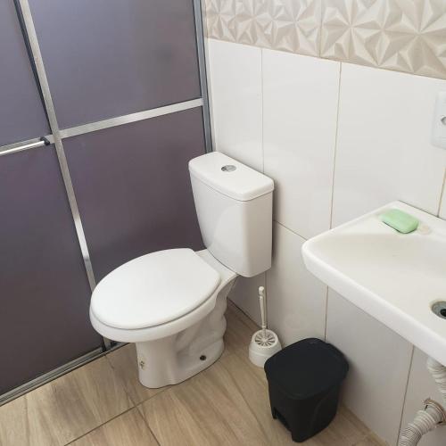 Łazienka z białą toaletą i umywalką w obiekcie Gringo Habitación Casa 2 w mieście São Gabriel