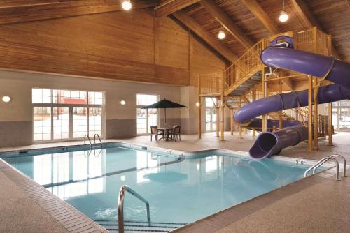 a large indoor pool with a slide in a building at Country Inn & Suites by Radisson, Shoreview-Mounds View, MN in Mounds View