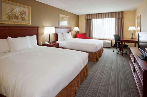 Letto o letti in una camera di Country Inn & Suites by Radisson, Willmar, MN