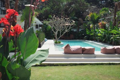 una piscina con un sofá en un patio en Aginana Villas, en san juan la union