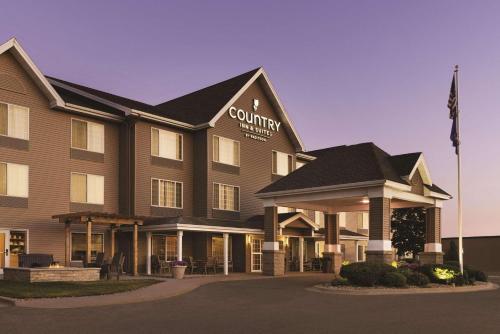 a hotel building with a sign on the front of it at Country Inn & Suites by Radisson, Albert Lea - Austin in Albert Lea