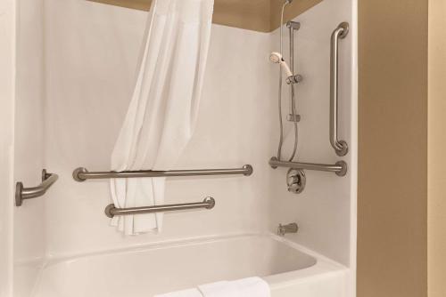 y baño con bañera y 2 toalleros. en Country Inn & Suites by Radisson, Albert Lea, MN, en Albert Lea