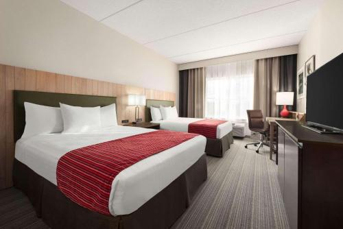 Pokój hotelowy z 2 łóżkami i biurkiem w obiekcie Country Inn & Suites by Radisson, Duluth North, MN w mieście Duluth