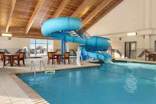 una piscina con un tobogán de agua en una habitación de hotel en Country Inn & Suites by Radisson, Duluth North, MN, en Duluth