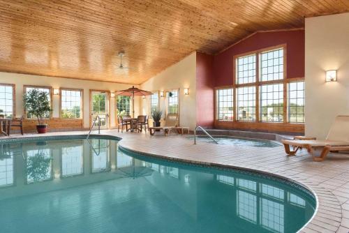 ein großer Pool in einem Gebäude mit einem großen Zimmer in der Unterkunft Country Inn & Suites by Radisson, Baxter, MN in Baxter