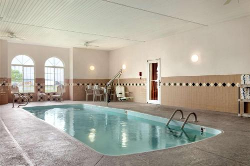 a large swimming pool in a large room at Country Inn & Suites by Radisson, Nevada, MO in Nevada