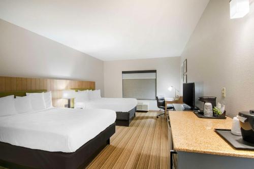 Pokój hotelowy z 2 łóżkami i biurkiem w obiekcie Country Inn & Suites by Radisson, Columbia, MO w mieście Columbia