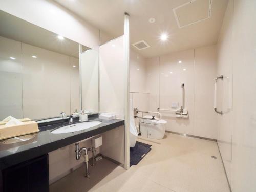 Minakuchi Century Hotel في Koka: حمام مع حوض ومرحاض