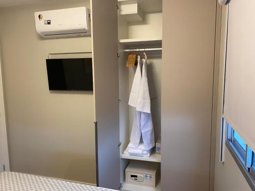 um quarto de hospital com uma cama e um armário em Alto Padrão com Luxo e Conforto nas Alturas em São Paulo