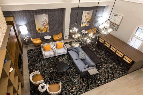 an overhead view of a living room with a couch and chairs at Country Inn & Suites by Radisson, Lake Norman Huntersville, NC in Huntersville