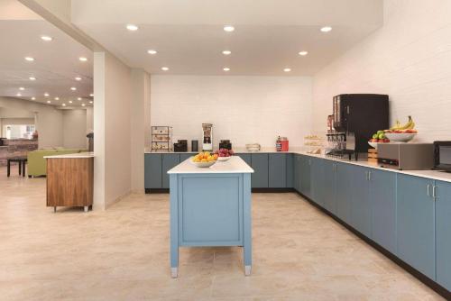 una cocina con una barra con un bol de fruta. en Country Inn & Suites by Radisson, Greensboro, NC, en Greensboro