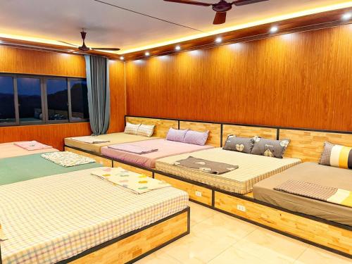 Habitación con 4 camas en un barco en SenHomestay 