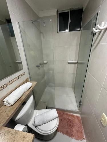 uma casa de banho com um chuveiro, um WC e um lavatório. em Apartamento cerca a zonas exclusivas de Barranquilla em Barranquilla