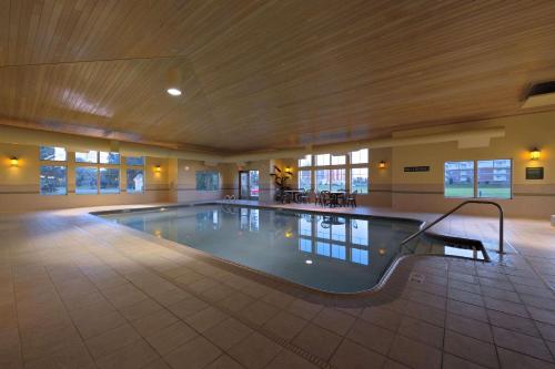 a large swimming pool in a large building at Country Inn & Suites by Radisson, Grand Forks, ND in Grand Forks