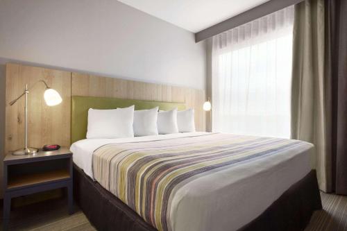 מיטה או מיטות בחדר ב-Country Inn & Suites by Radisson Bismarck Waterpark