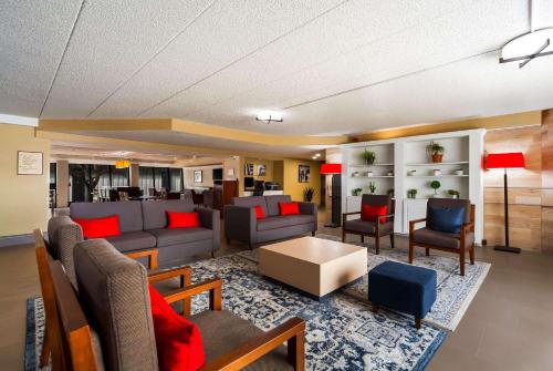 a large living room with couches and chairs at Country Inn & Suites by Radisson, Lincoln Airport, NE in Lincoln