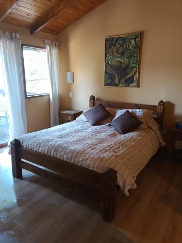Un pat sau paturi într-o cameră la Casa Lago Vichuquén, Sector Sol de la Península