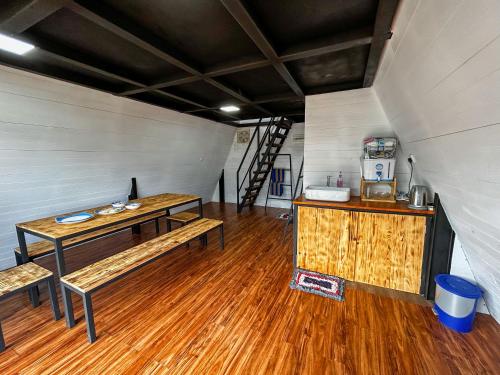 una habitación con una mesa y un banco en una habitación en A frame Riverston en Matale