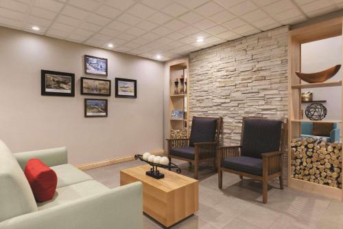 Area soggiorno di Country Inn & Suites by Radisson, Fairborn South, OH