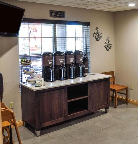 Salone o bar di Country Inn & Suites by Radisson, Fairborn South, OH