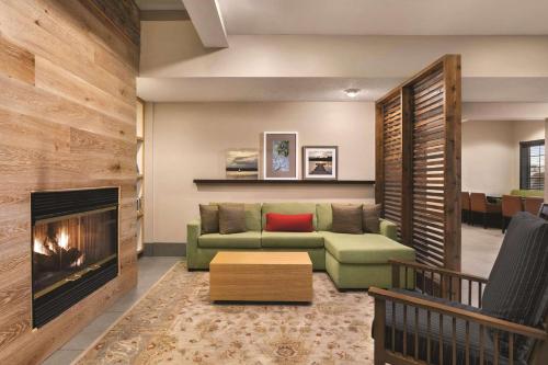 - un salon avec un canapé et une cheminée dans l'établissement Country Inn & Suites by Radisson, Springfield, OH, à Springfield
