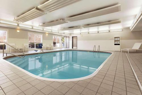 uma piscina num quarto amplo com piso em azulejo em Country Inn & Suites by Radisson, Columbus Airport, OH em Columbus