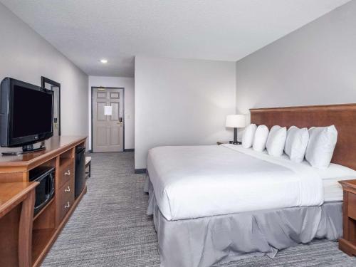 Ένα ή περισσότερα κρεβάτια σε δωμάτιο στο Country Inn & Suites by Radisson, Toledo, OH