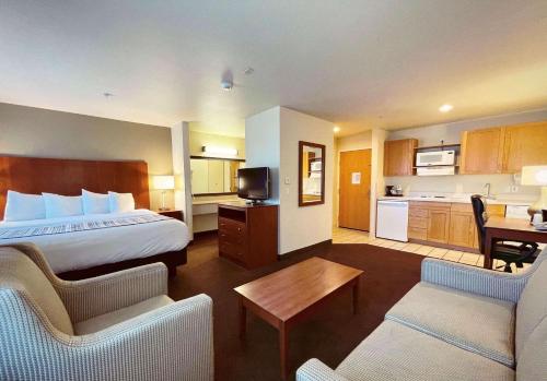 a hotel room with a bed and a kitchen at Country Inn & Suites by Radisson, Bend, OR in Bend