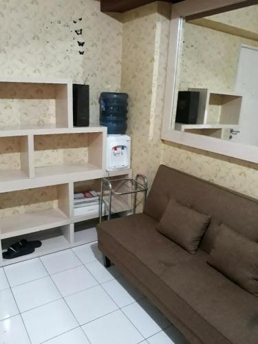 a living room with a couch and a microwave at Kalibata city apartemen tower akasia in Jakarta