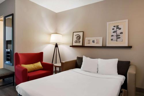 Country Inn & Suites by Radisson, Harrisburg Northeast - Hershey tesisinde bir odada yatak veya yataklar