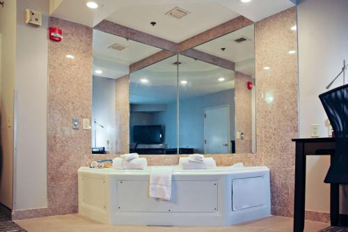 ein Badezimmer mit einem Waschbecken und einem großen Spiegel in der Unterkunft Country Inn & Suites by Radisson, Frackville (Pottsville), PA in Mount Pleasant