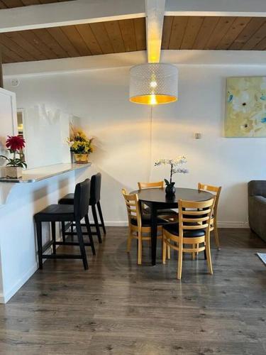 Un comedor con una mesa y sillas negras. en New 2BR 1Bath w/ Free Parking & Laundry near University of Berkeley, en Richmond