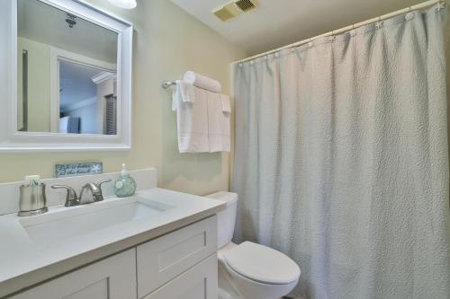 La salle de bains est pourvue d'un lavabo, de toilettes et d'un miroir. dans l'établissement Ocean Trillium 601 A 1 Bedroom-1 Bath Ocean View Unit, à New Smyrna Beach
