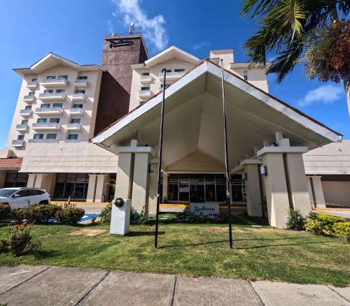 um edifício com uma torre de relógio em cima em Radisson Colon 2,000 Hotel & Casino em Colón